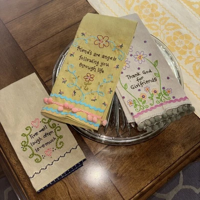 Toallero de mano bordado Natural Life adornado casa bendito Pom Rick estante Foto 1 de 4