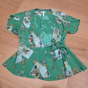 Top donna Anthropologie Meadow Rue taglia 2 verde uccellino stampa floreale avvolgente peplo - Foto 1 di 11