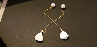 Pendientes colgantes perforados con borla de perlas de flores tono dorado Foto 1 de 2