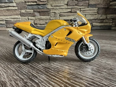 Maisto 1/18 Scale Triumph Daytona 955i Sportbike Diecast Motorcycle Toy - Image 1 of 4