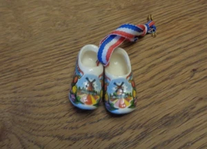 Anhänger/ Touristenware: Holländische Pantinen/Holzschuhe, Keramik, sehr gut erh - Bild 1 von 2