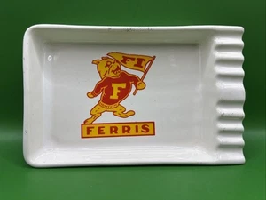 Vintage Ferris Institute Ferris State Bulldogs 8" x 5" x 1,25" weiß Keramik Aschenbecher - Bild 1 von 9