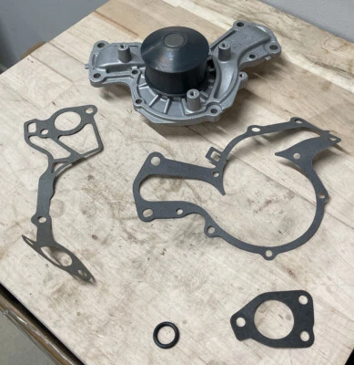 Bomba de agua Beck/Arnley para camioneta Mitsubishi Montero 94-96 parte #BWC1312241. Foto 1 de 4