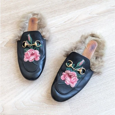 Mocasines planos Gucci de piel de cuero negro bordados Princetown  Foto 1 de 4