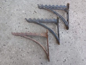 ---Set bestehend aus 3 antiken Werkzeughaltern aus Metallguss mit langem Griff - Scheune Wandhalterung - Bild 1 von 8