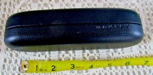 OAKLEY Clamshell Hard Case Black Pebbled Brille Sonnenbrillenetui mit Tuch - Bild 1 von 5