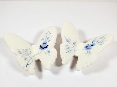 Juego de dos mariposas de cerámica blancas y azules de colección para montaje en pared o decoración de mesa náutica Foto 1 de 4