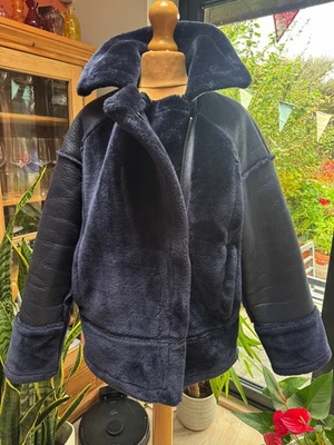 CHAQUETA de motociclista Immaculate WHISTLES azul marino imitación vegana piel de oveja aviador, pequeña Foto 1 de 4