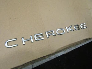 Jeep Grand Cherokee WJ 2.7 Türemblem vorne Logo Cherokee Schriftzug Emblem - Bild 1 von 4