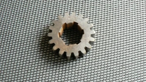 BSA C15/B40 MAINSHAFT 1ST GEAR PINION STANDARD RATIO  18T 1961-64 - Picture 1 of 1