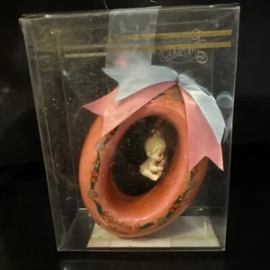 Plastic Precious Moments Figurine Bundles of Joy Ornament Christmas 277754 1996 - Picture 1 of 9