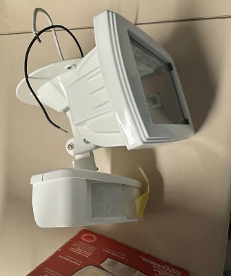 Proyector Regent con sensor de movimiento 150 vatios de luz se enciende pero ya no se apaga Foto 1 de 2