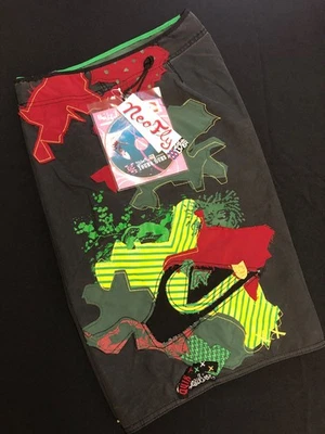 NEW QUIKSILVER BOARD SHORTS with NEW DVD YOUNG GUNS 2 KELLY SLATER TRUE SIZE 32 - Image 1 of 4