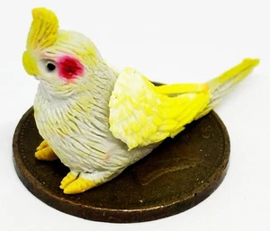 Poupées Maison Gris Cockatoo Petit Oiseau Accessoire 1:12 Échelle Miniature C3 - Imagen 1 de 6