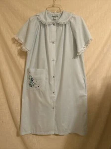 Vintage "Neu" Reigning Beauty Staubmantel Gr.M Spitzenbesatz Perlen Druckknopf blau - Bild 1 von 14