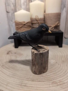 Scultura uccellino adorabile merlo in legno intagliato a mano su ceppo albero regalo commercio equo e solidale - Foto 1 di 6