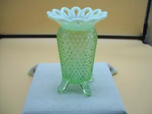 Jarrón vintage de vidrio imperial opalescente con patas verdes de 5" patrón de edredón de diamantes - Imagen 1 de 6