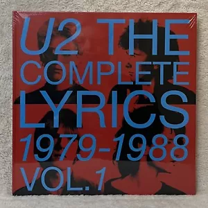 U2 The Complete Lyrics 1979-1988 Vol 1 2024 Uscita Copertina Rigida Nuovo in Plastica - Foto 1 di 2
