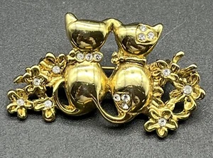 Vintage Gold Tone Two Kitty Cats Pin w Rhinestones Flowers Love Romance Kittens - Picture 1 of 5