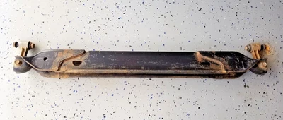 GMC Yukon  Torsion Bar Crossmember with hangers bolts 1999 Foto 1 de 4