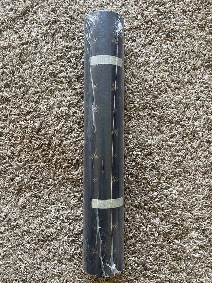 Rolo de papel de embrulho Chanel preto ouro logotipo lacrado autêntico 18 polegadas x 984 polegadas - Imagem 1 de 3