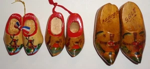 Vintage handbemalte Holland Souvenir Holz geschnitzt Clogs / Schuhe - 3 Paar - Bild 1 von 5