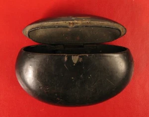 FABULOUS ANTIQUE CIVIL WAR ERA GUTTA PERCHA SHIELD AMMO SNUFF PURSE TRINKET BOX - Picture 1 of 2