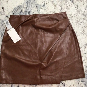 Wilfred Aritzia Angie Rock Größe 8 Kunstleder Minirock Faux Wickeloptik Cognac Neu mit Etikett - Bild 1 von 6