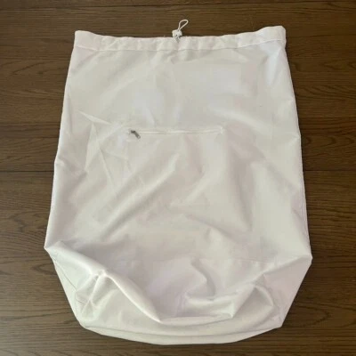 Bolsa de lavandería Pottery Barn para dormitorio adolescente blanca con cordón-bolsillo frontal con cremallera Foto 1 de 4