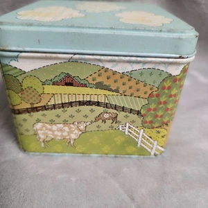 Vintage Potpourri Press Patchwork Barn Farm Quilt Stitched Look Tin - Picture 1 of 9