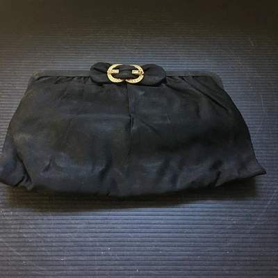 Bolso sin asas de noche vintage de satén negro H1 de los años 50 EE. UU. con detalle de hebilla dorada ornamentada Foto 1 de 4