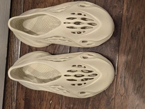 Size 5 - Yeezy Foam RNNR Sand - Picture 1 of 5