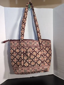 Vera Bradley BEUTELTASCHE burgunderrot Medaillon EINGESTELLT durchgehender Reißverschluss oben SCHLÜSSELHALTER GEBRAUCHT, IN EINWANDFREIEM ZUSTAND - Bild 1 von 18