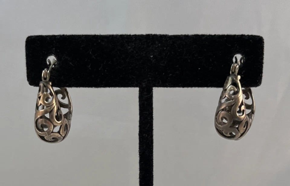 Pendientes de aro JEZ de plata de ley 925 con pergamino abierto de 3/4" Jezlaine Foto 1 de 4