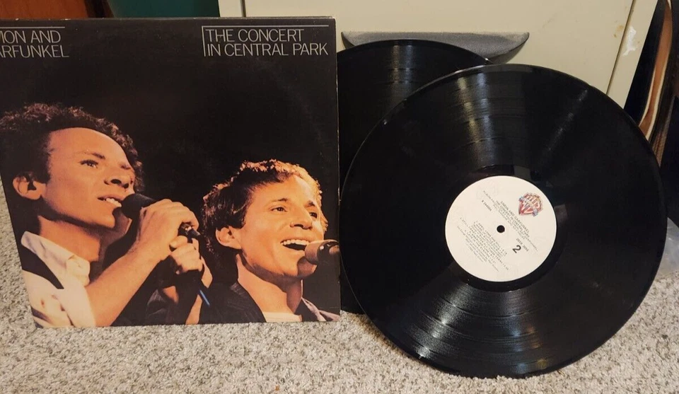 Simon And Garfunkel The Concert In Central Park 2BSK 3654 photo Booklet - Image 1 of 1