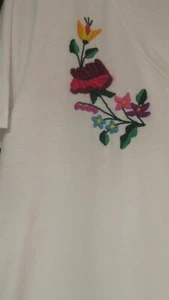 Top de mujer bordado a mano, arte popular húngaro Kalocsa, camiseta con cuello en V grande - Imagen 1 de 3