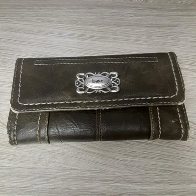 Cartera BOC imitación cuero verde oliva blanco puntada ribete plata metal logotipo acento  Foto 1 de 4