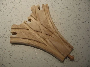 Pista del treno in legno a tre vie/intersezione (adatta a Brio Thomas 3) ~ NUOVO - Foto 1 di 1