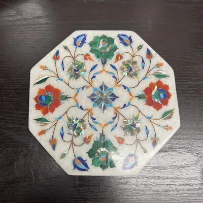 Mesa de esquina lateral de mármol con incrustaciones de piedras semipreciosas con incrustaciones florales Foto 1 de 4