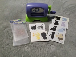 Provo Craft Cuttlekids Shape Maker Kit Kinder Stanzmaschine 12 Matrizen und Matten. #2 - Bild 1 von 2