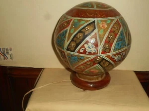 Lampe globe vessie chameau peint à la main socle bois années 60 made in Pakistan FONCTIONNE ! - Photo 1 sur 24