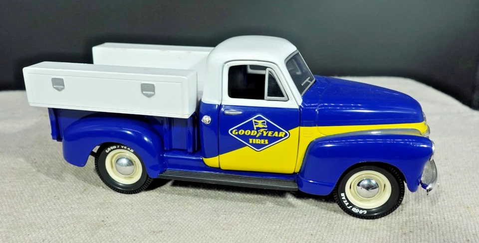 Chevrolet Service Truck Liberty Classics 1952 buen año banco de monedas con llave 1/24 Foto 1 de 4