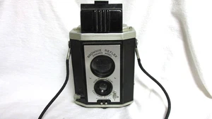 VINTAGE 1940s KODAK BROWNIE REFLEX SYNCHRO MODEL CAMERA - Picture 1 of 4