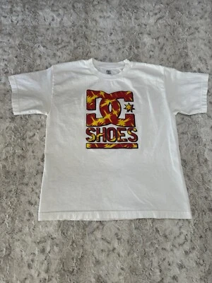 Camiseta gráfica Y2K DC Shoes branca juvenil GG masculina pequena  - Imagem 1 de 4
