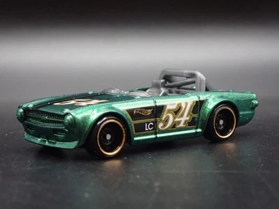 Modello Auto Diecast Diorama In Scala 1:64 TRIUMPH TR6 Cabriolet Verde 1968-1976 - Immagine 1 di 4