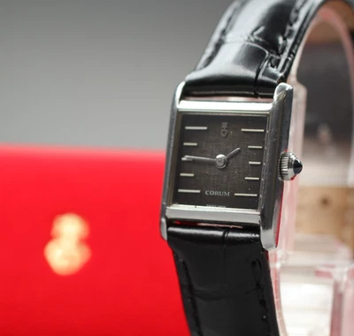 Orologio da donna vintage "Exc+5" CORUM 15158 TANK quadrante nero LINO 18mm... - Immagine 1 di 4