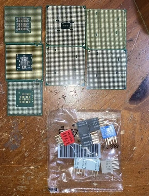 Lotto di 7 chip per processore computer. + Varie Altro Comp. Oggetti. Recupero oro. Vedi - Immagine 1 di 4