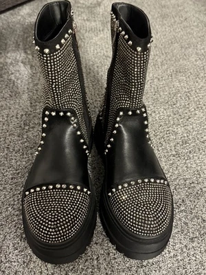 Azalea Wang 黑色铆钉钉系带靴 6 码(跑步大号) — 第 1/4 张图片