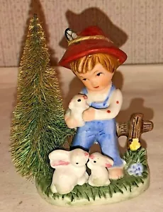 Figura de porcelana Enesco 1979, Pascua, niño con conejito conejos botella cepillo árbol - Imagen 1 de 5