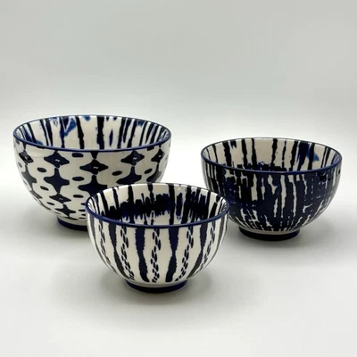 Juego de 3 cuencos anidadores West Elm Indigo Tie Dye azul cobalto y blanco Foto 1 de 4